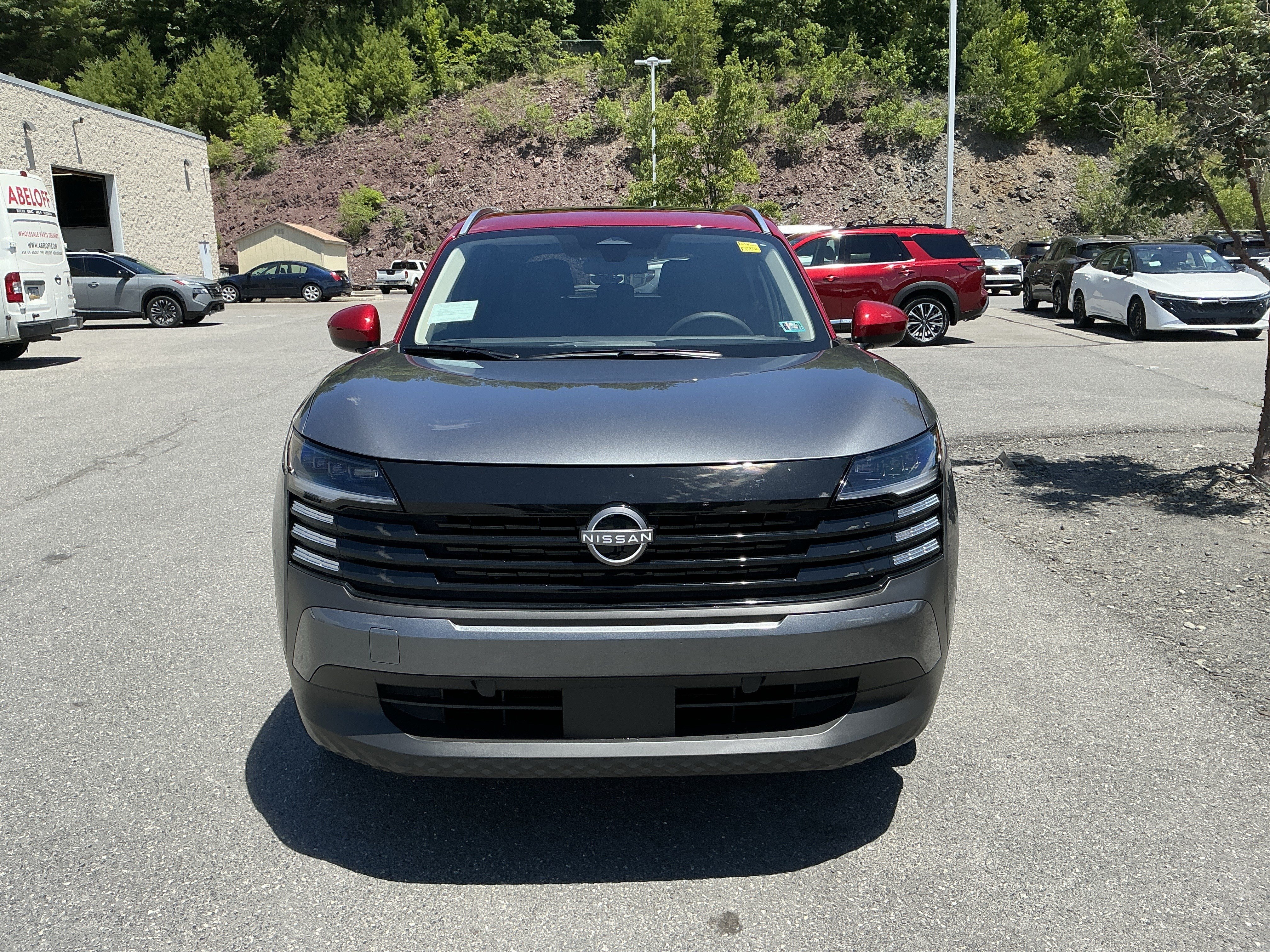 New 2026 Gun Metallic / Scarlet Ember Tintcoat Two-tone Nissan SV image 9