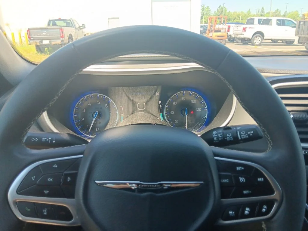 Used 2025 Ceramic Gray Clearcoat Chrysler Select image 15