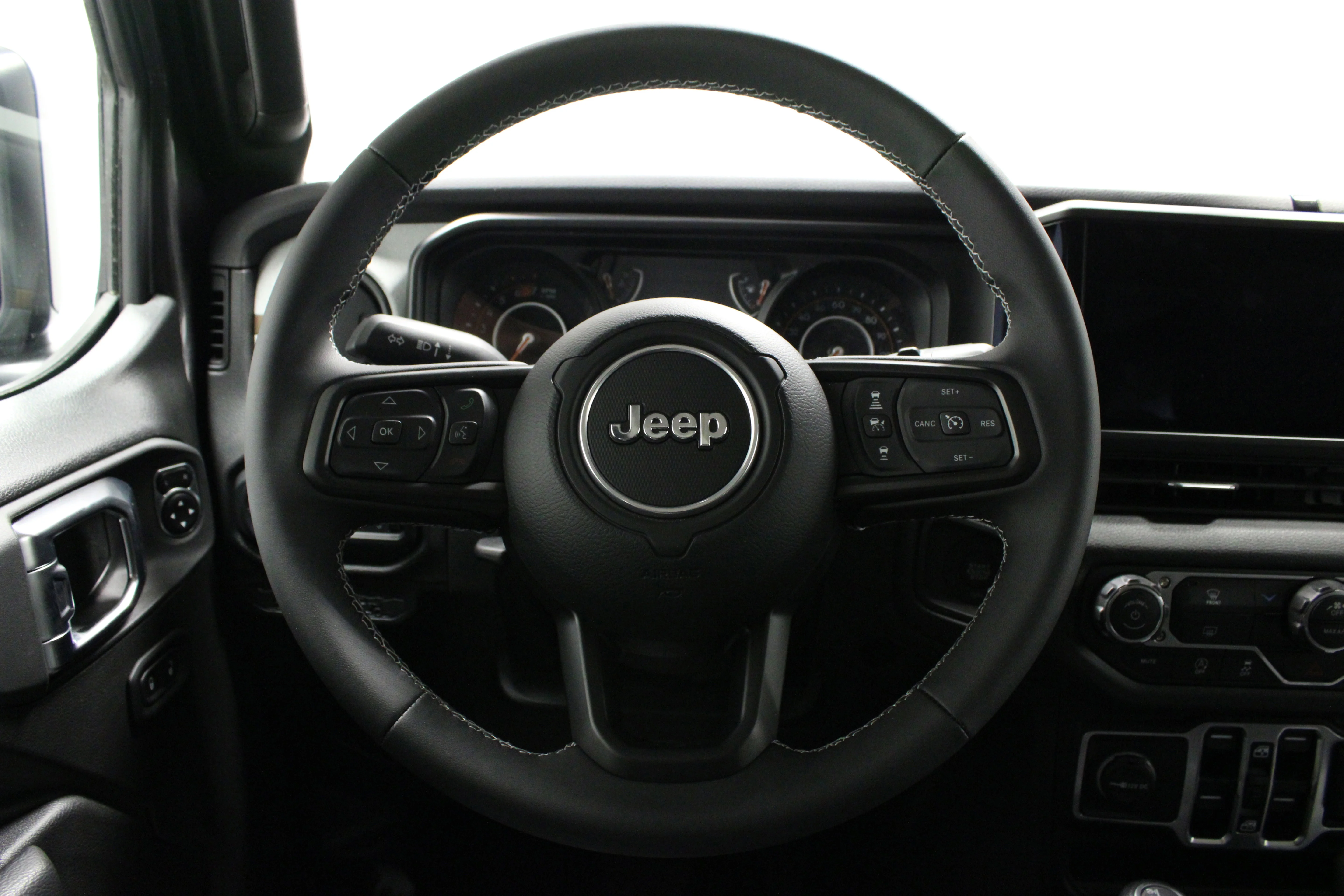 Used 2025 Granite Crystal Metallic Clearcoat Jeep Sport S image 20