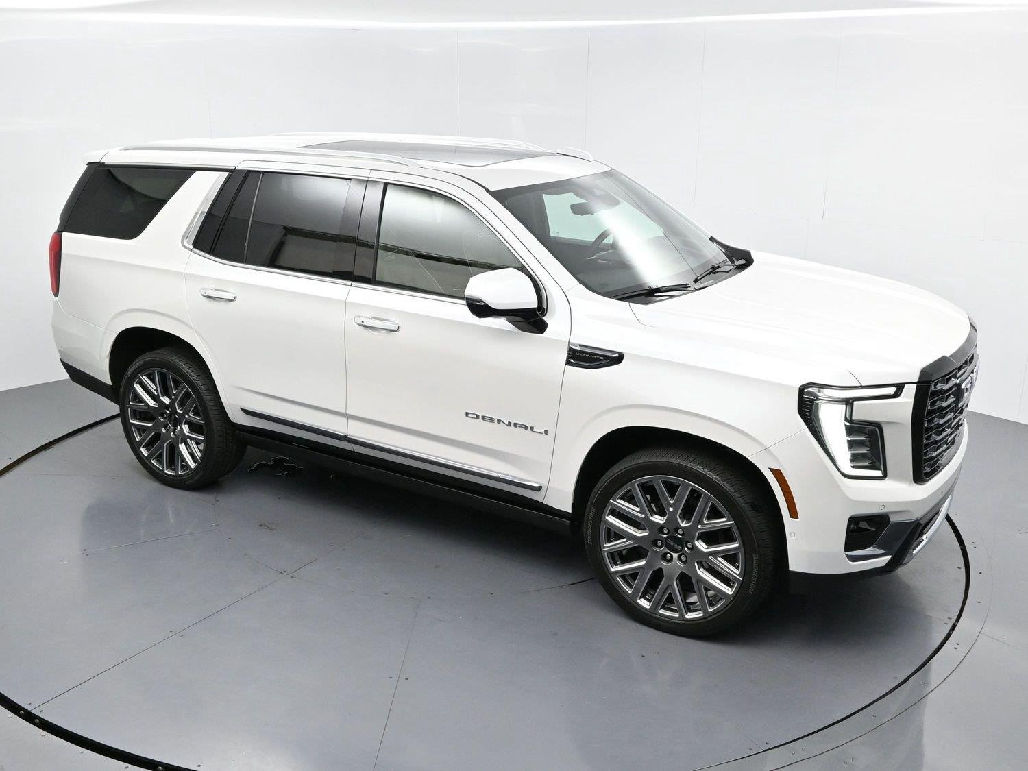 Used 2025 White Frost Tricoat GMC Denali Ultimate image 40