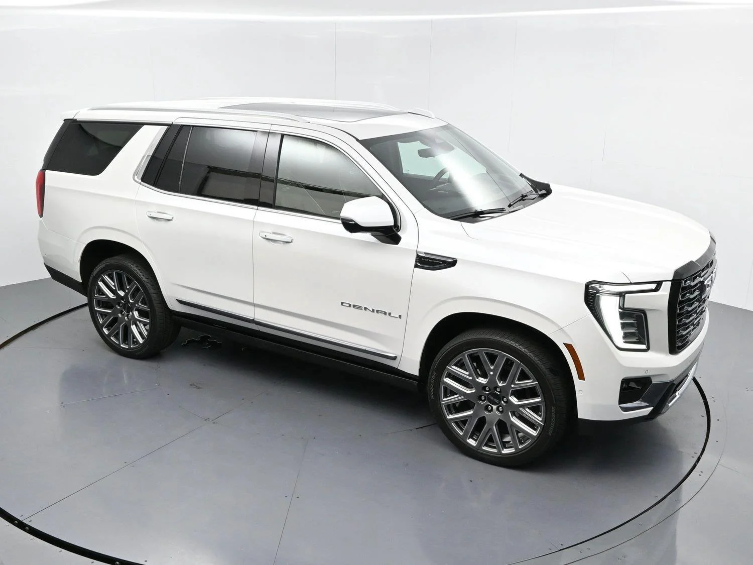 Used 2025 White Frost Tricoat GMC Denali Ultimate image 40