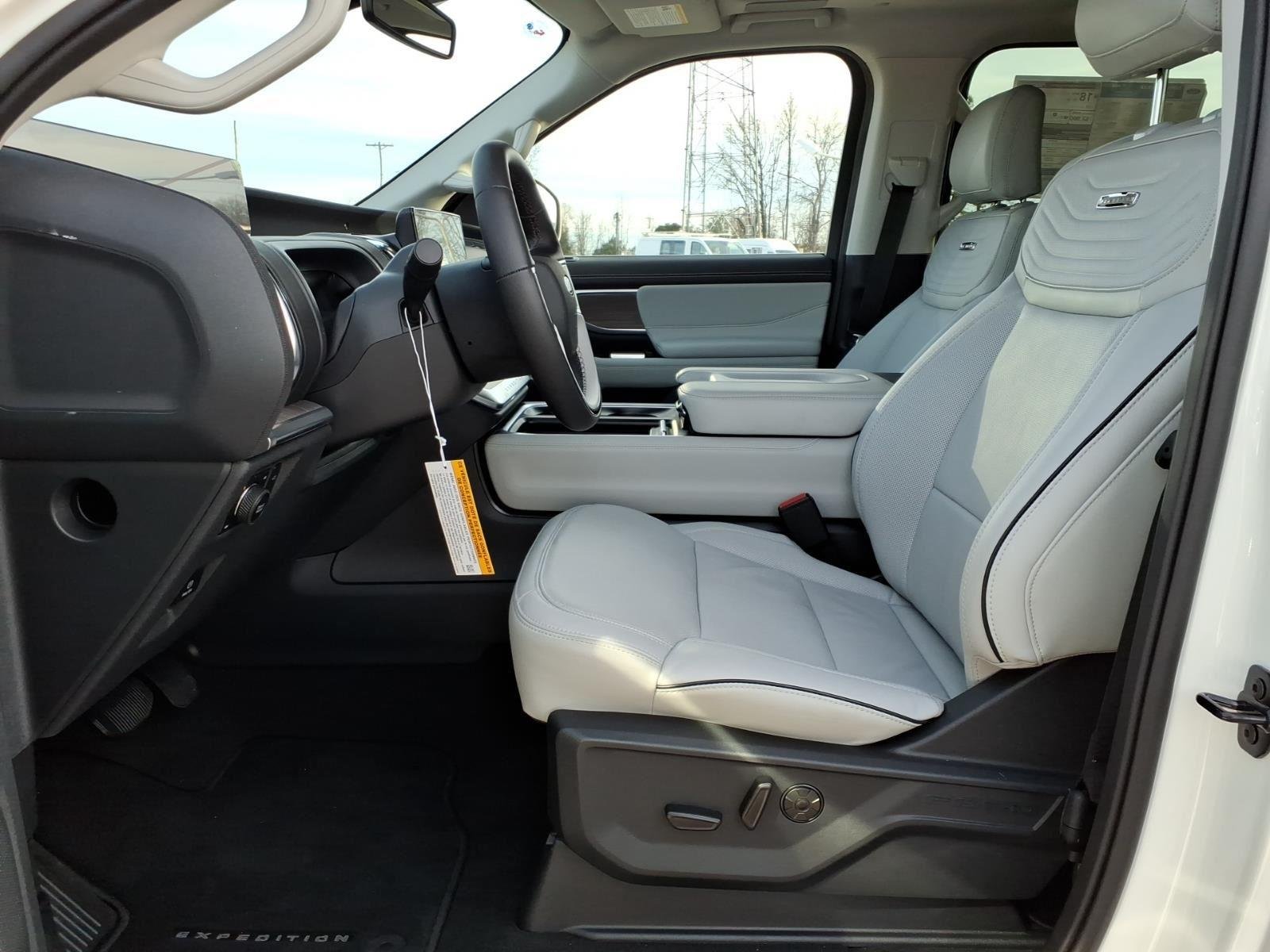 New 2025 Star White Metallic Tri-Coat Ford Platinum® MAX image 4