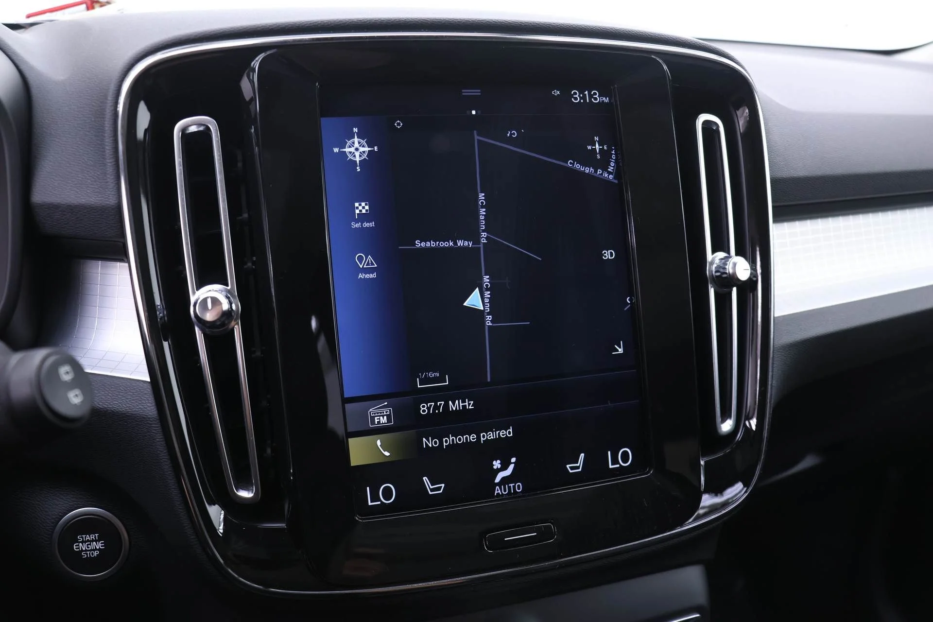 Used 2019 White Volvo Momentum image 11