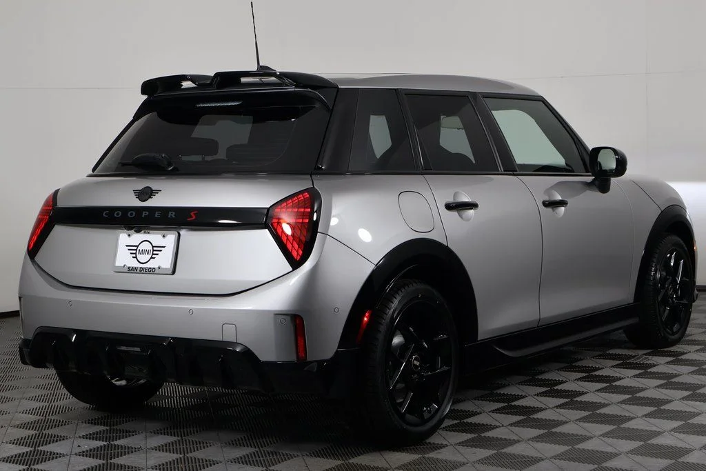 New 2026 Silver MINI Iconic image 2