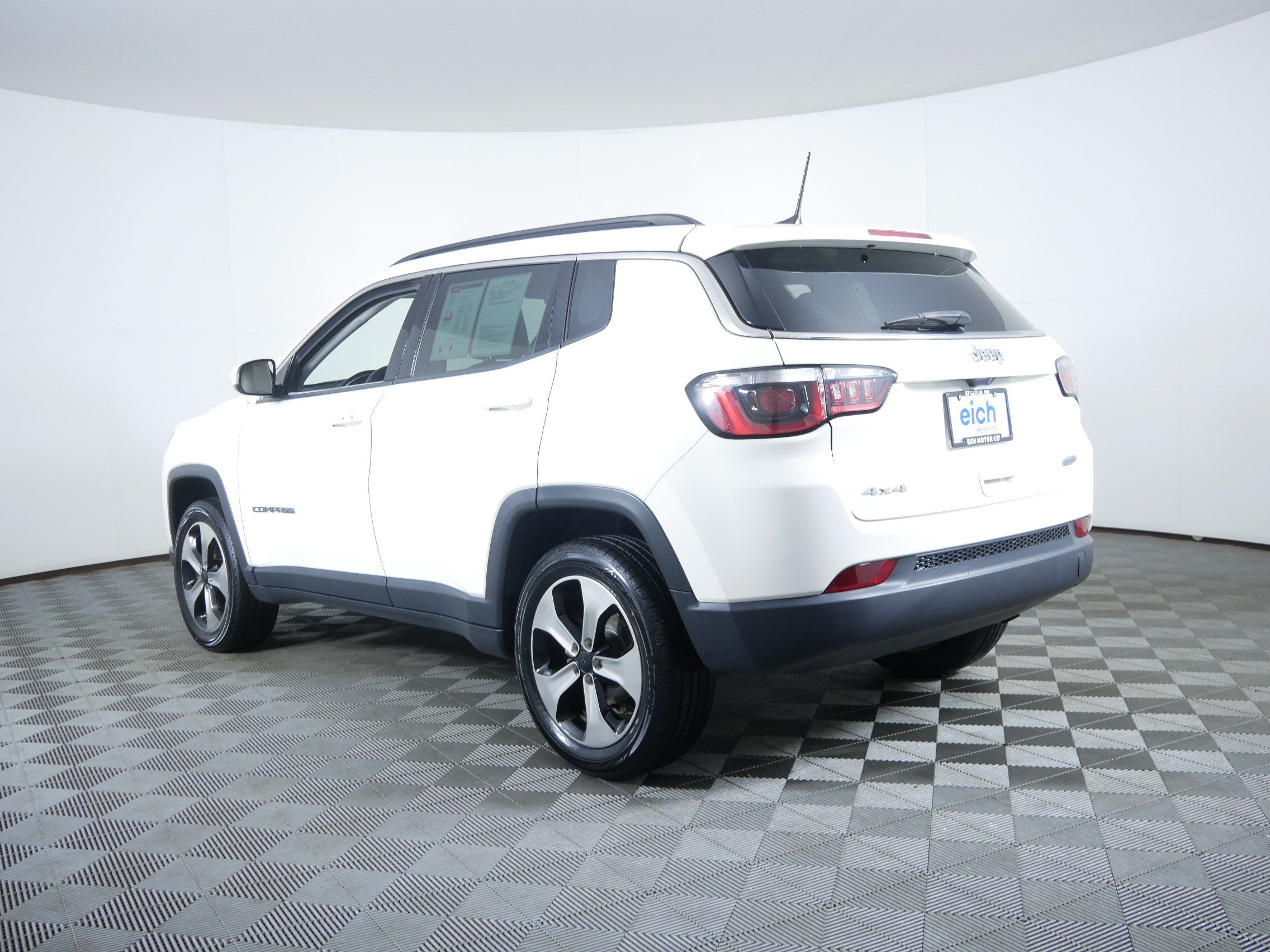 Used 2017 White Clearcoat Jeep Latitude image 5