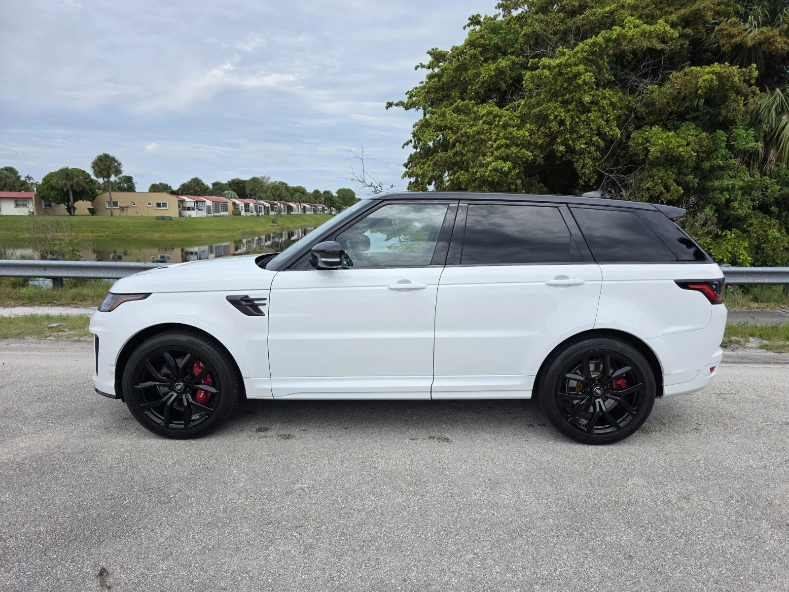 Certified Used 2022 Fuji White Land Rover SVR image 7