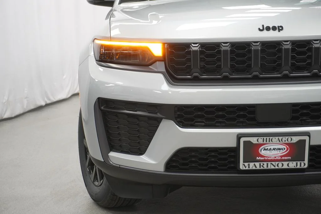New 2026 Silver Zynith Exterior Paint Jeep Laredo Altitude image 6