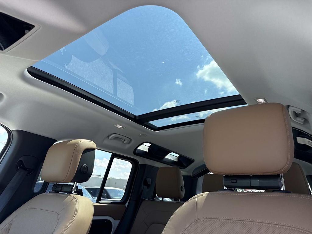 New 2026 Fuji White Land Rover S image 23