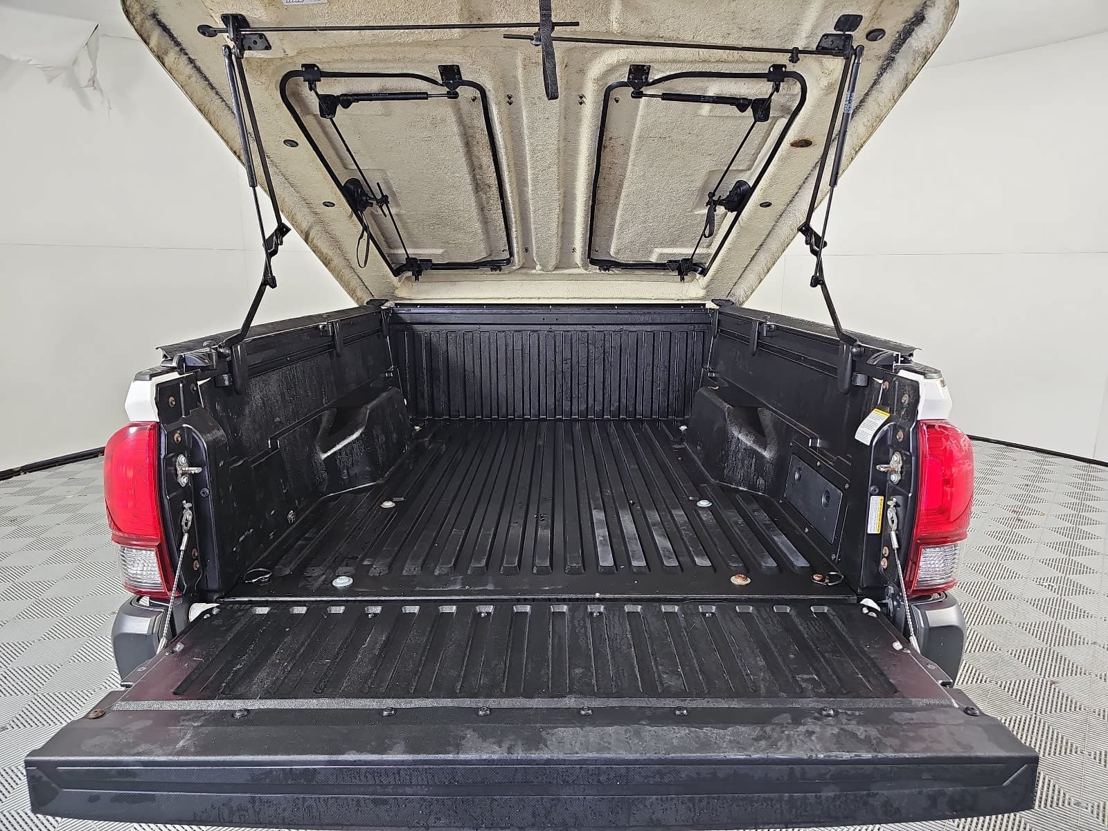 Used 2019 White Toyota SR image 11