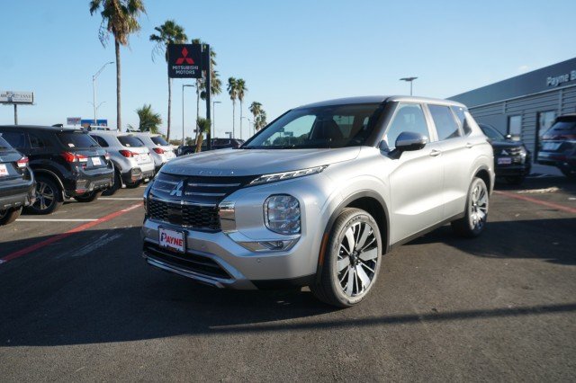 2025 Mitsubishi Outlander SE 2WD's photo
