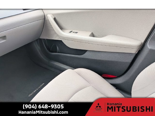 Used 2018 Black Hyundai SE image 14