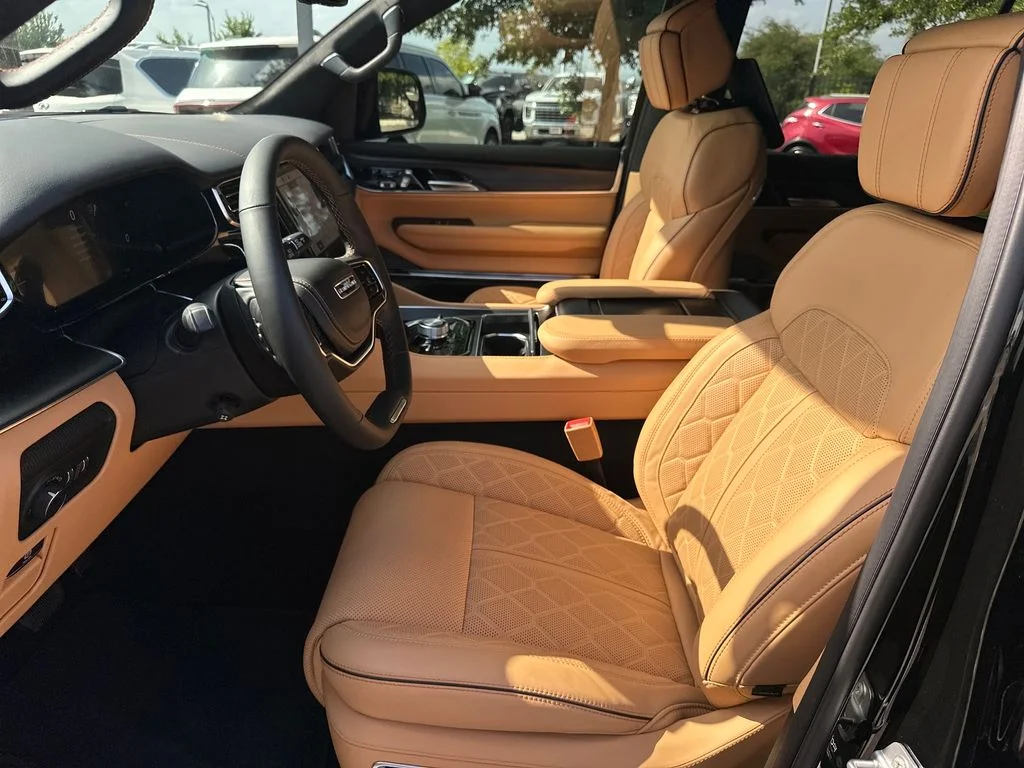 New 2026 High Gloss Black Exterior Paint Jeep Summit Reserve image 17