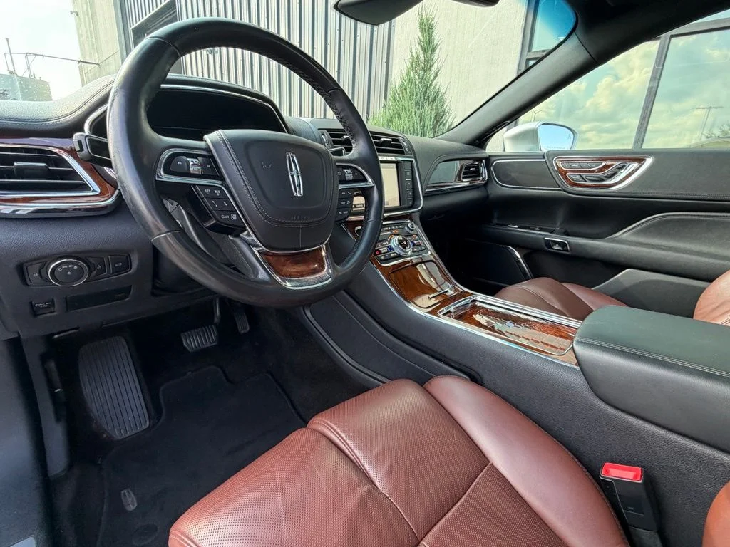 Used 2017 Silver Lincoln Reserve image 7