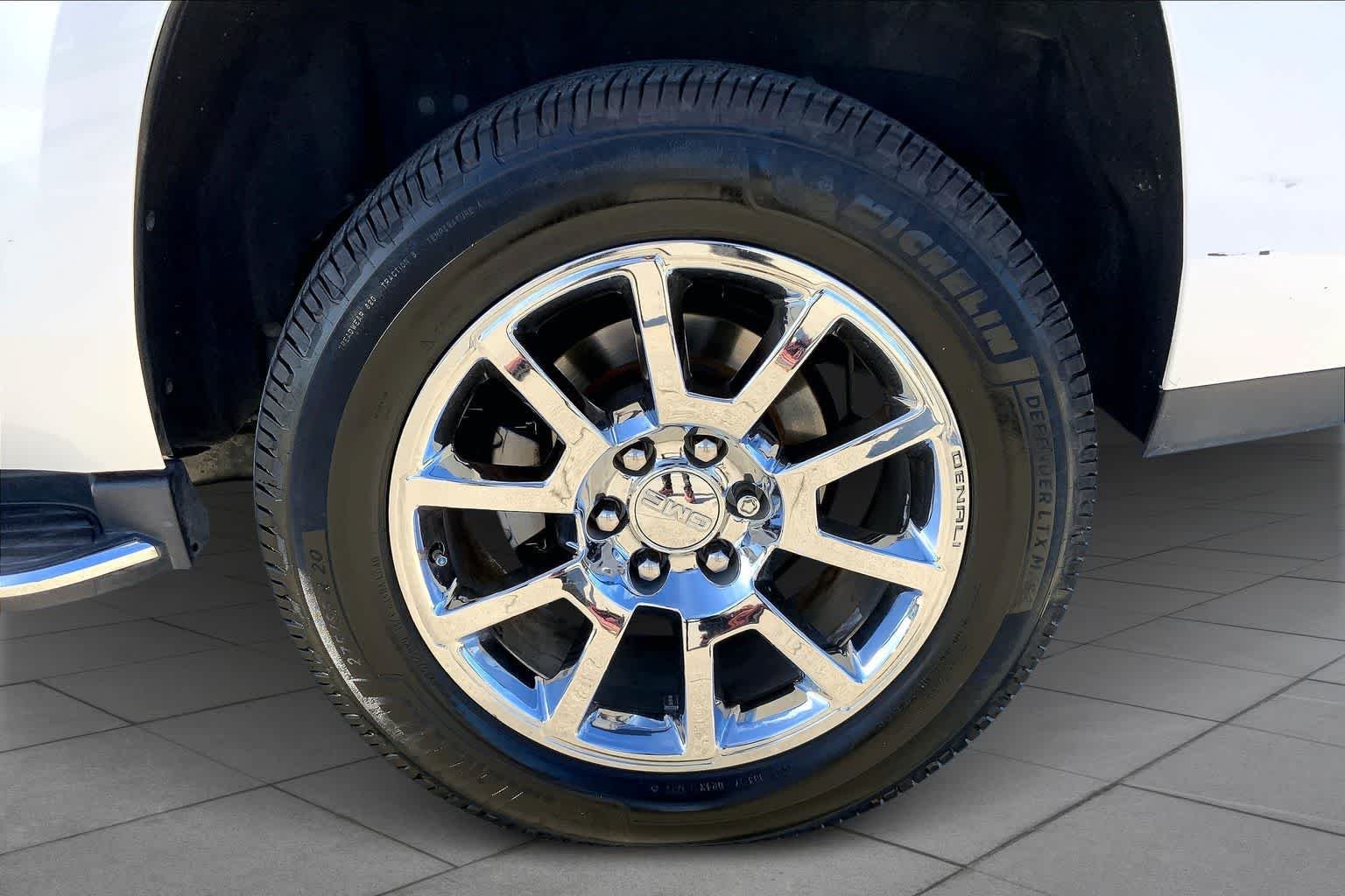 Used 2019 White Frost Tricoat GMC Denali image 11