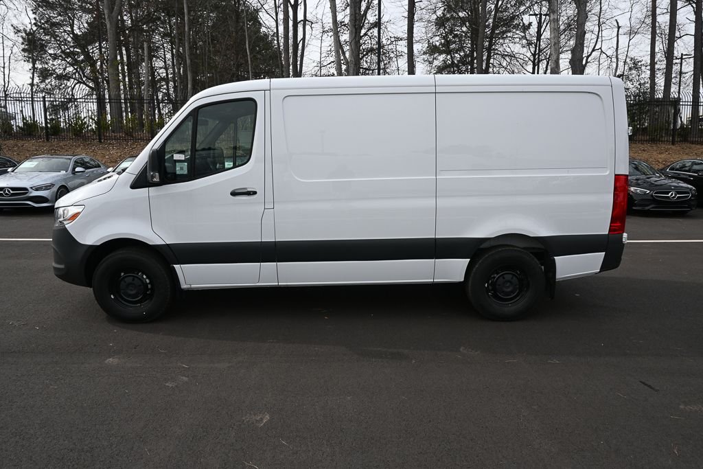 Used 2025  Mercedes-Benz Cargo 144 WB image 3