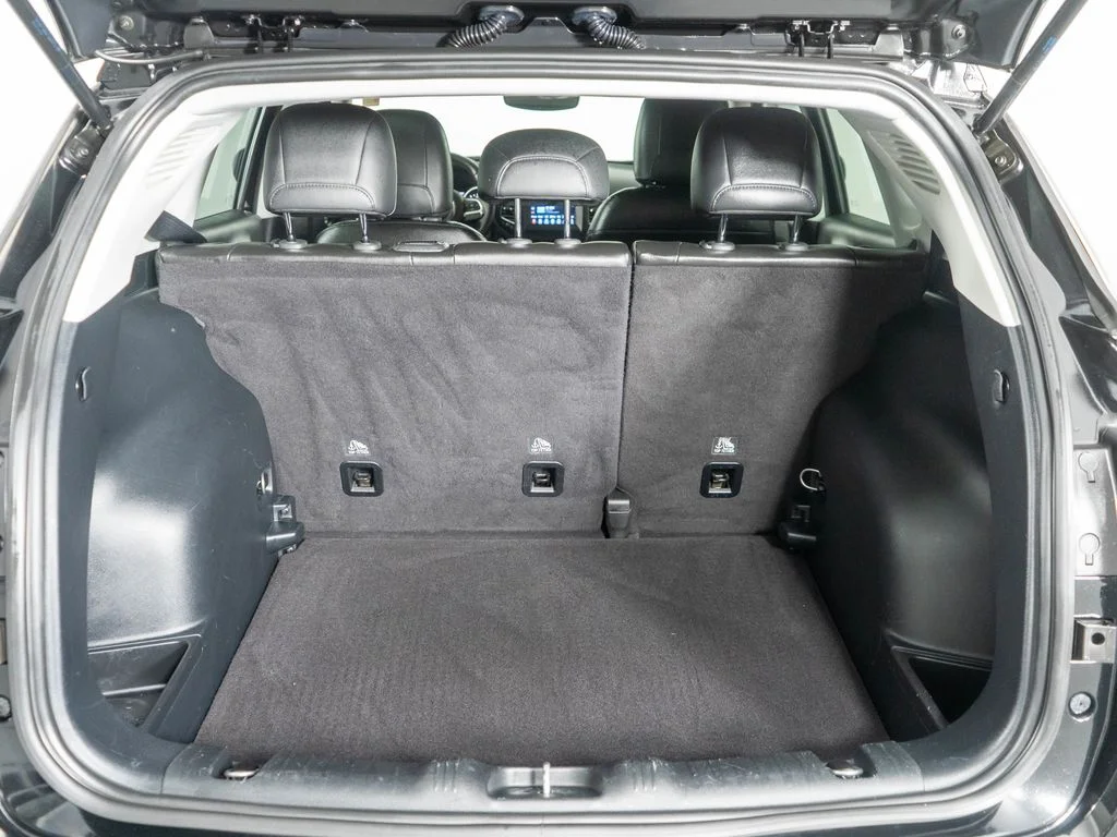 Used 2018 Black Jeep Latitude image 27