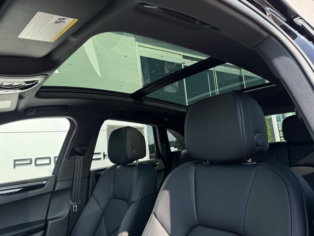 2025 Porsche Macan - Photo 23