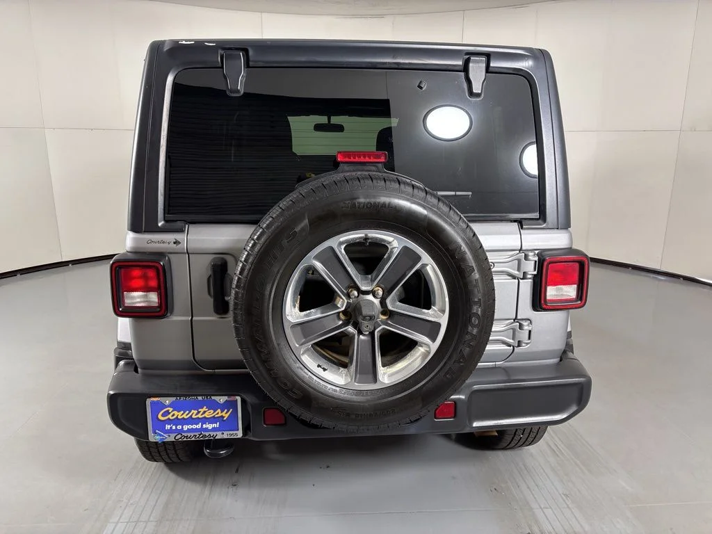 Used 2021 Silver Jeep Unlimited Sahara image 7
