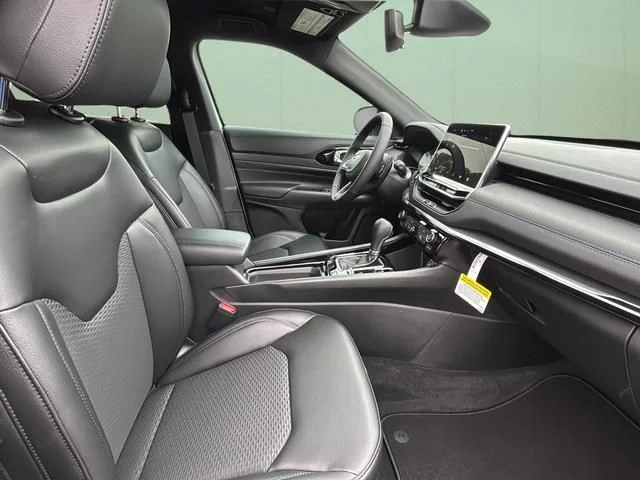 New 2026 White/off-white Jeep Latitude image 41
