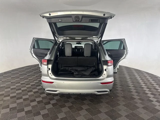 Used 2023  Mitsubishi SE image 15