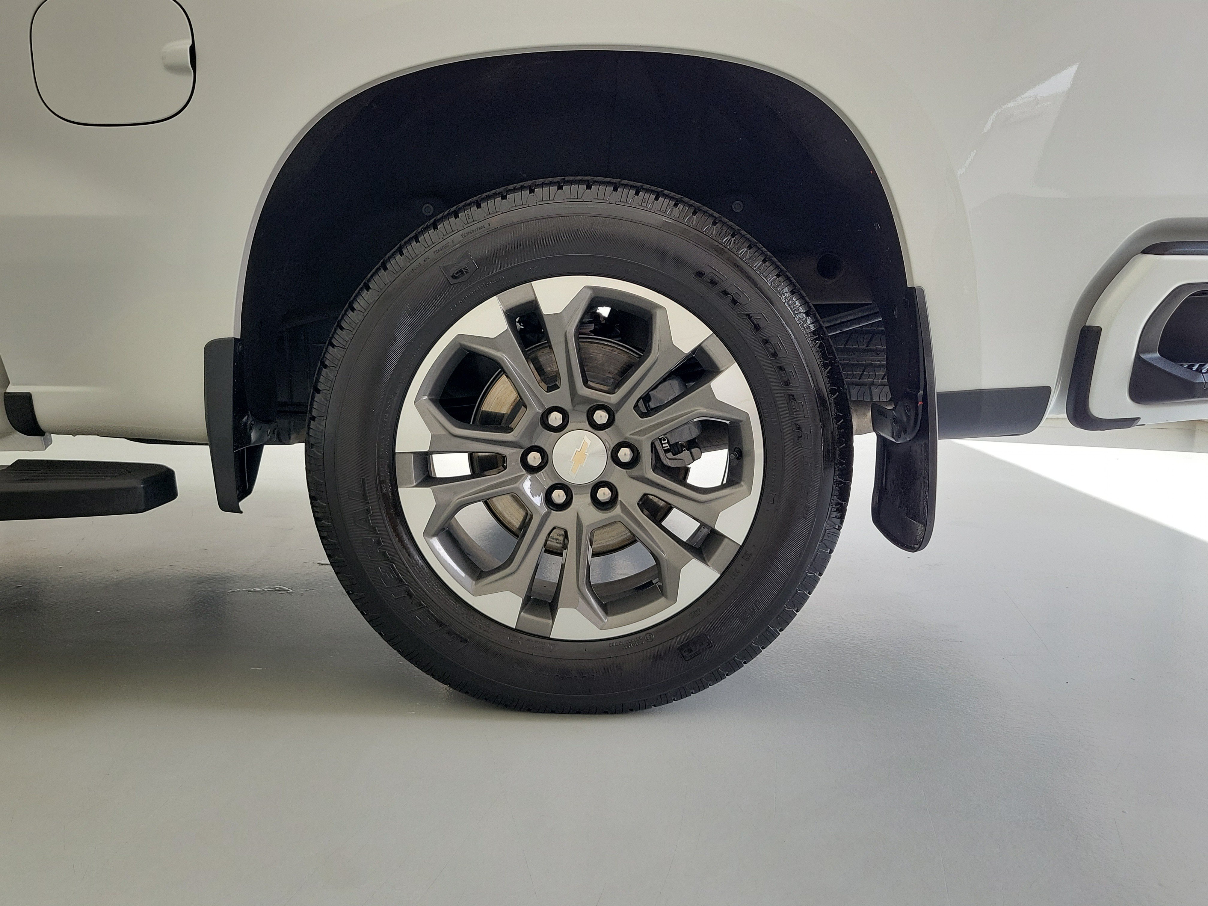 Used 2023 Iridescent Pearl Tricoat Chevrolet High Country image 11
