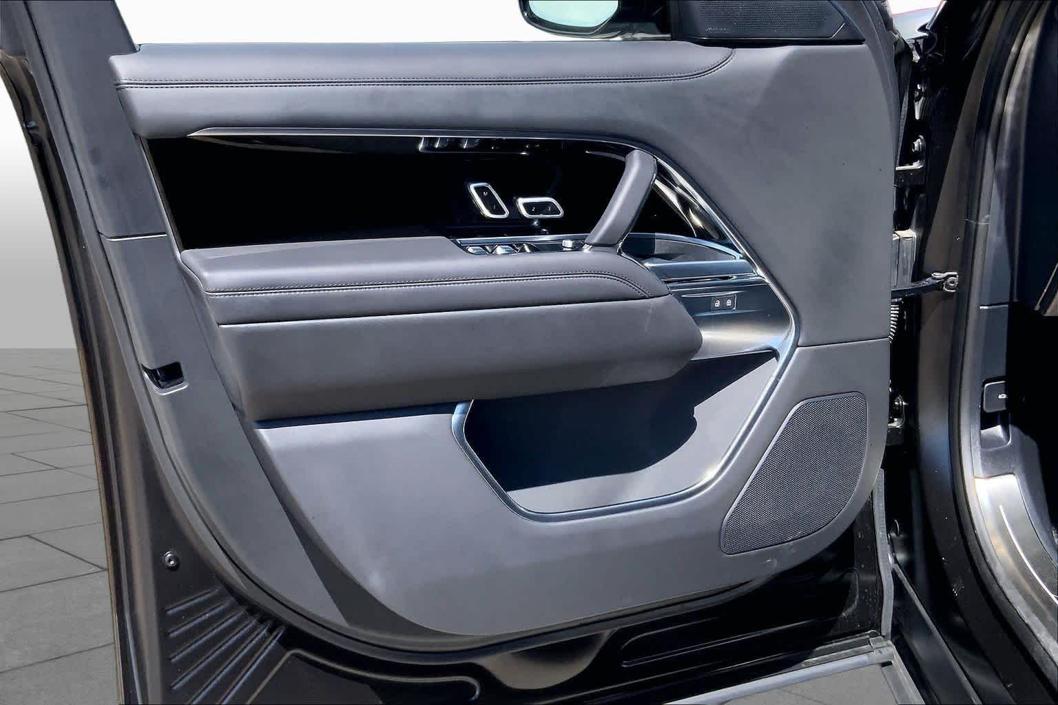 New 2026 Obsidian Black SV Bespoke Ultra Metallic Satin Land Rover SE image 10
