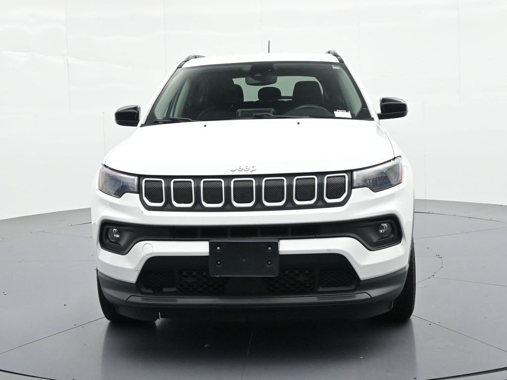 Used 2022 Bright White Clearcoat Jeep Latitude image 3