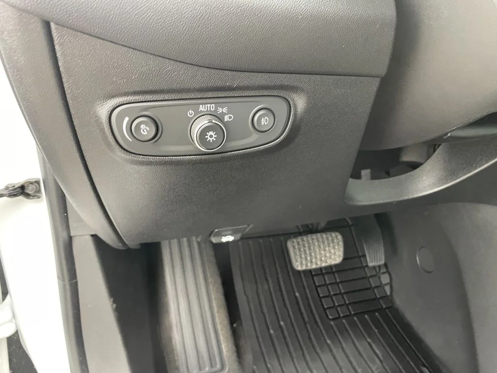 Used 2019 Summit White Chevrolet Premier image 18
