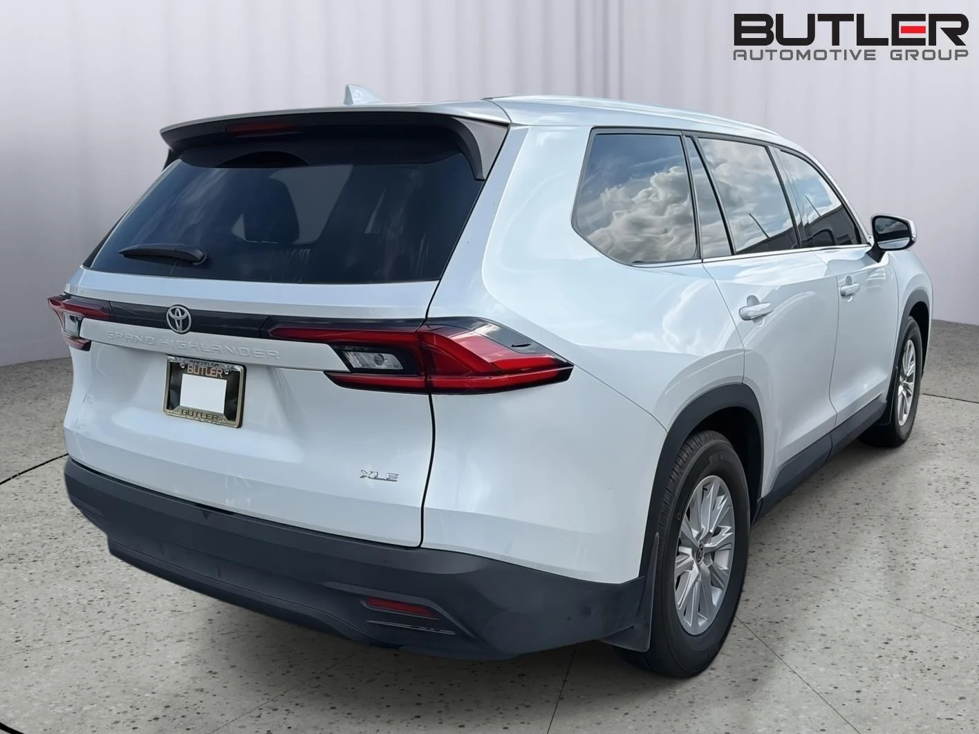 Used 2025 Wind Chill Pearl Toyota XLE image 10