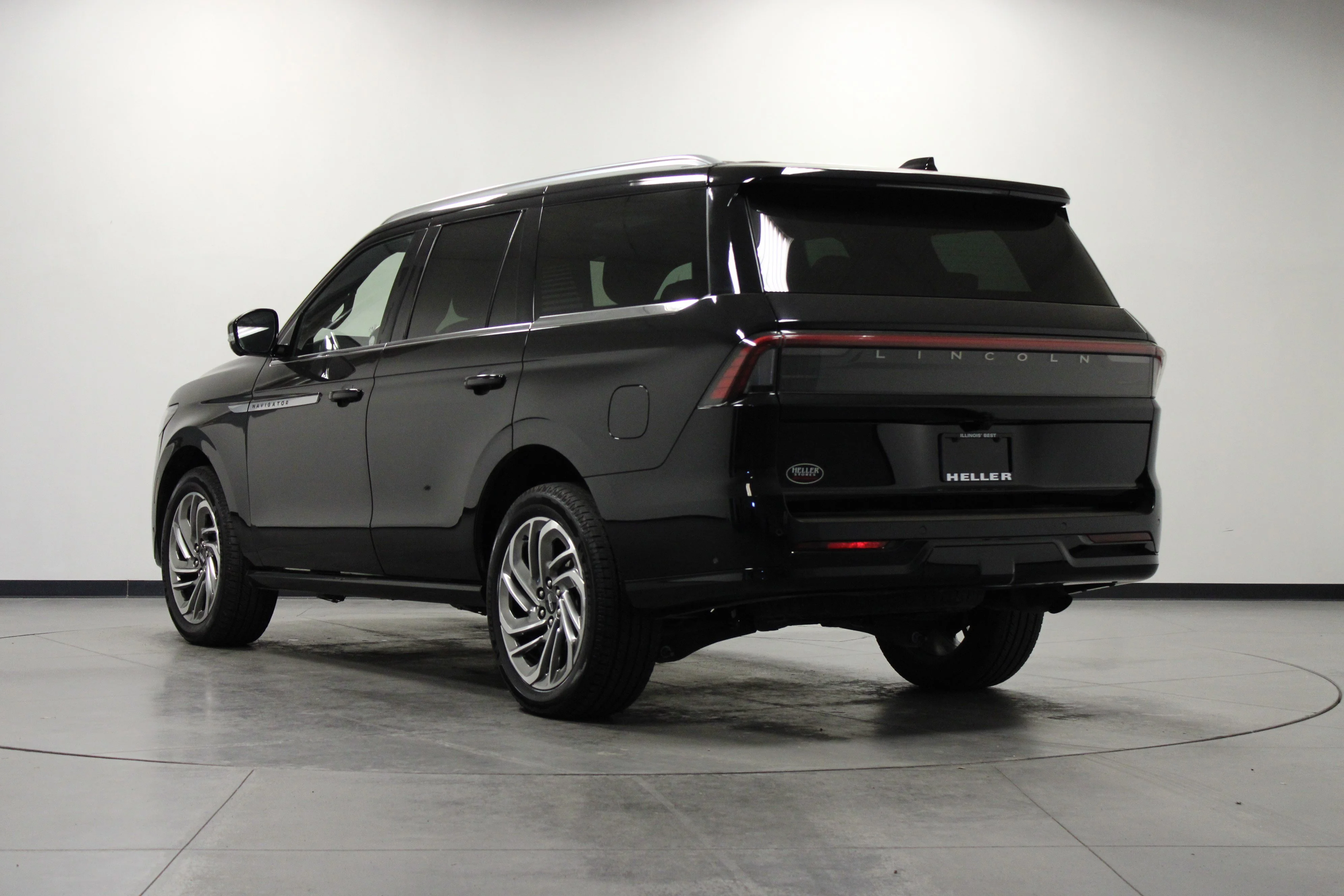 Used 2025 Infinite Black Metallic Clearcoat Lincoln Reserve image 6