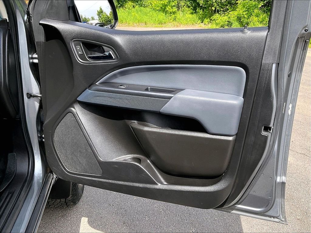 Used 2018 Gray Chevrolet Z71 image 26