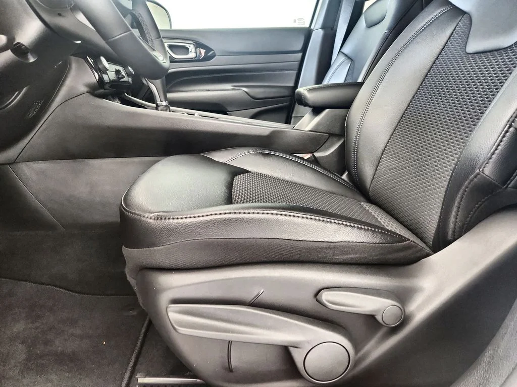New 2026 Silver Zynith Metallic Clearcoat Jeep Latitude image 20
