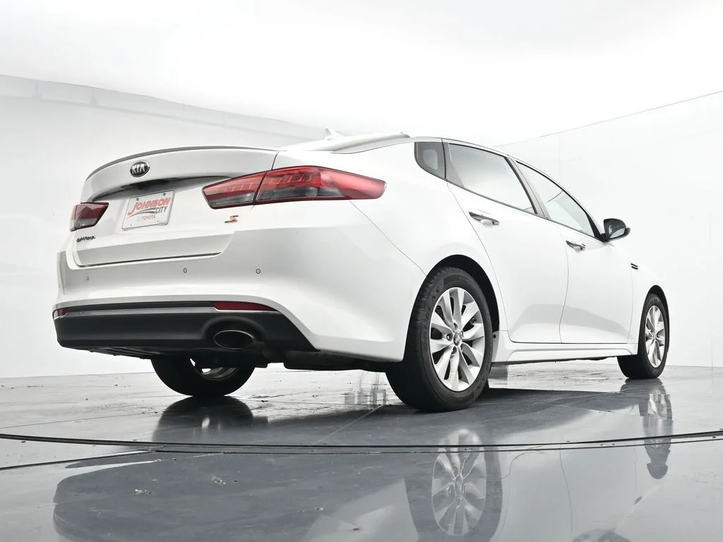 Used 2018 White Kia S image 32