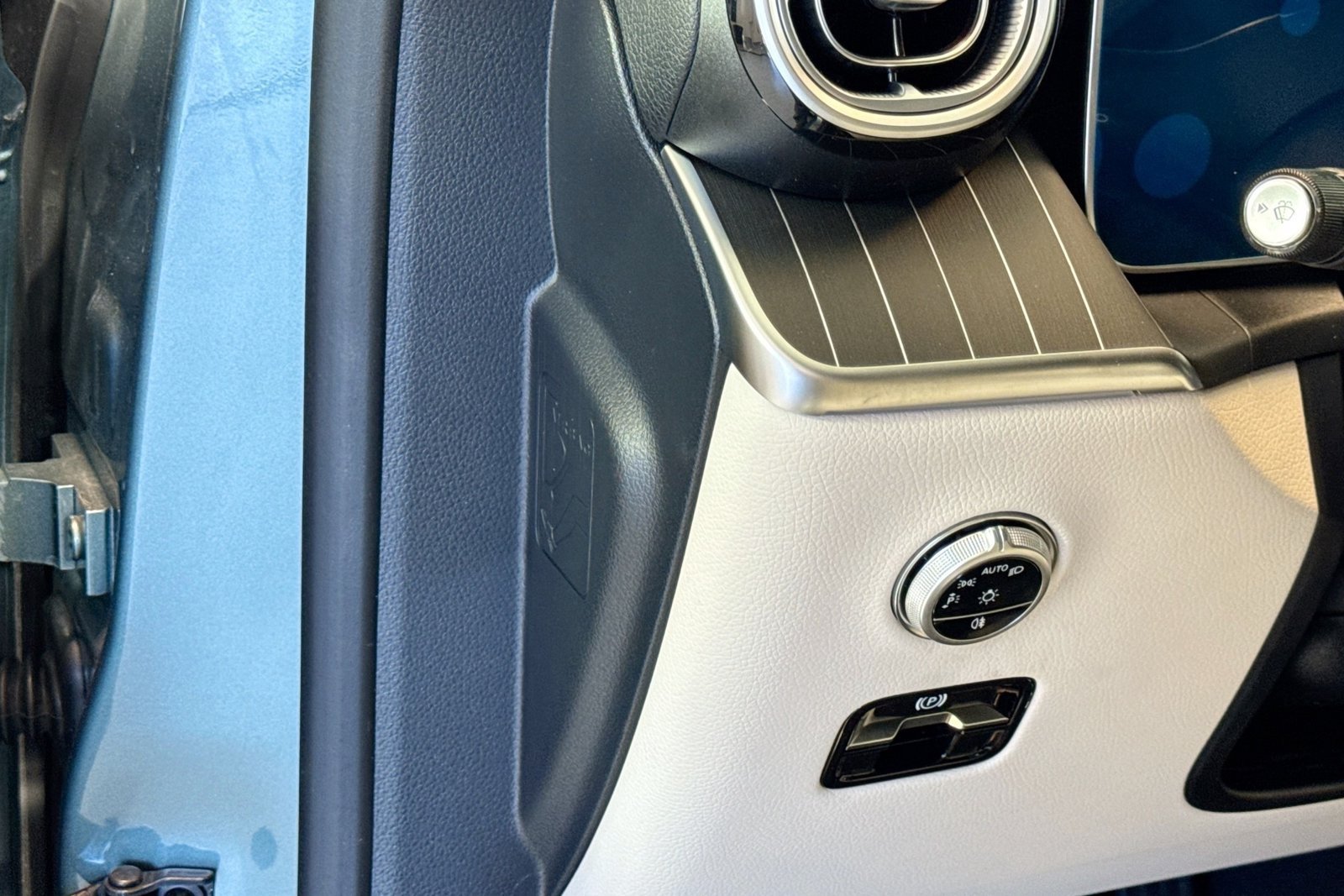 New 2026 Verde Silver Metallic Mercedes-Benz GLC 300 image 10
