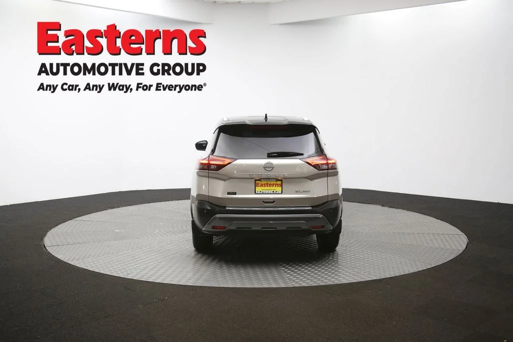 Used 2023 Silver Nissan SL image 37
