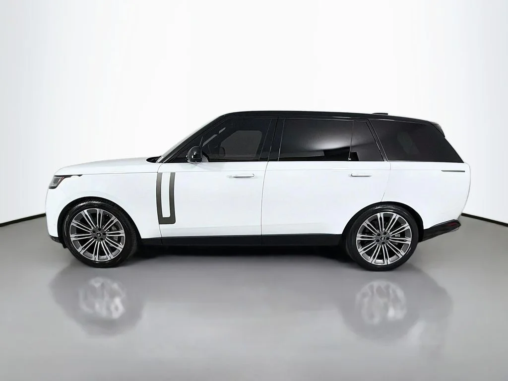 Used 2023 White Land Rover SE image 8
