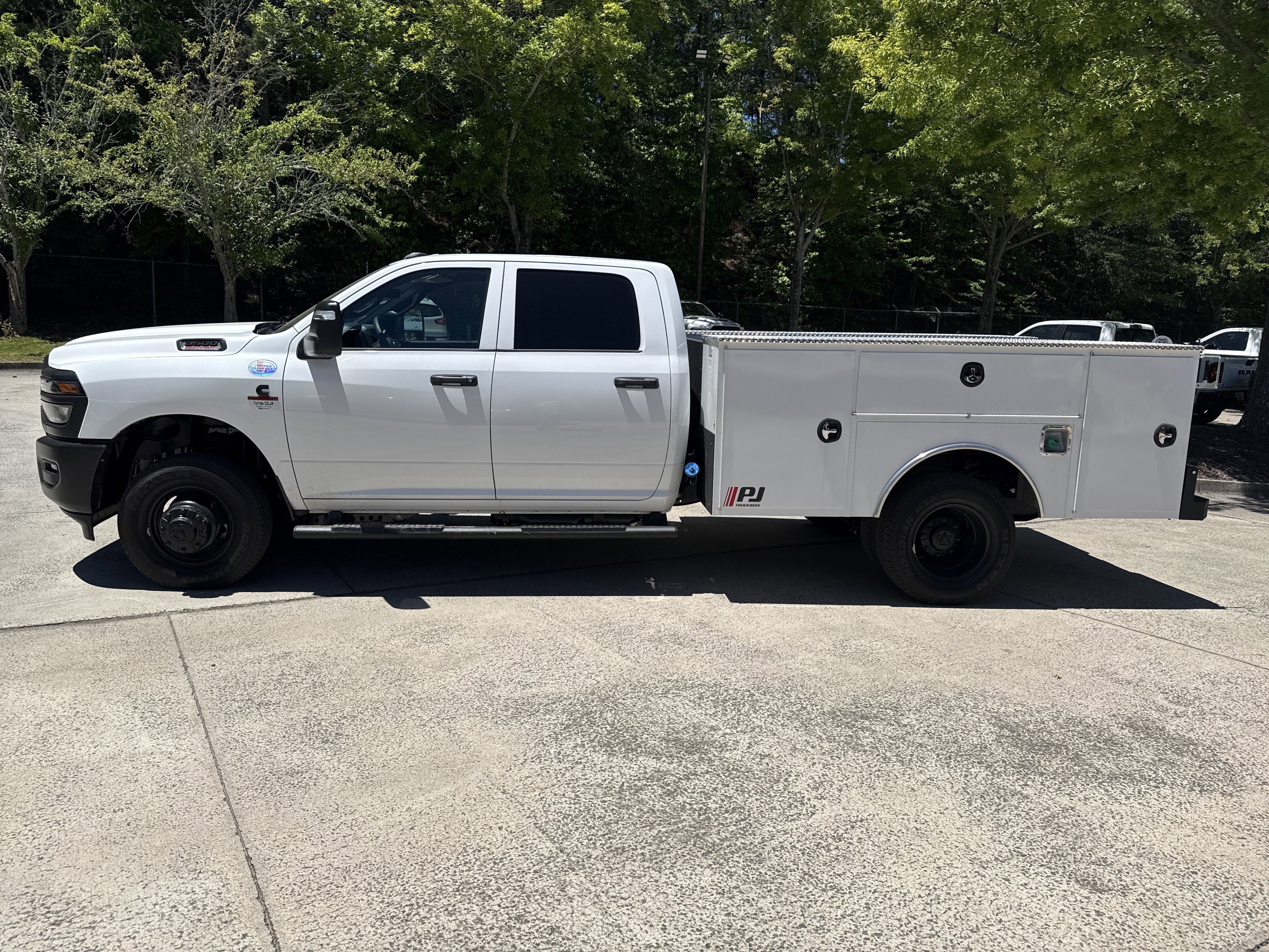 New 2026 Bright White Clear-Coat Exterior Paint RAM Tradesman image 3