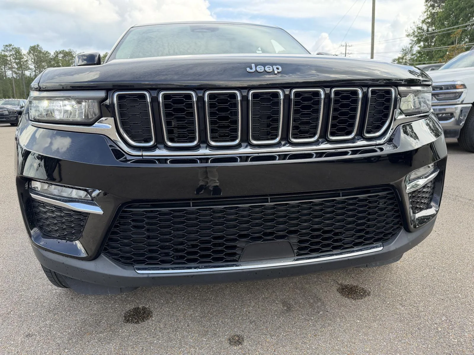 Used 2023 Diamond Black Crystal Pearlcoat Jeep Limited image 24