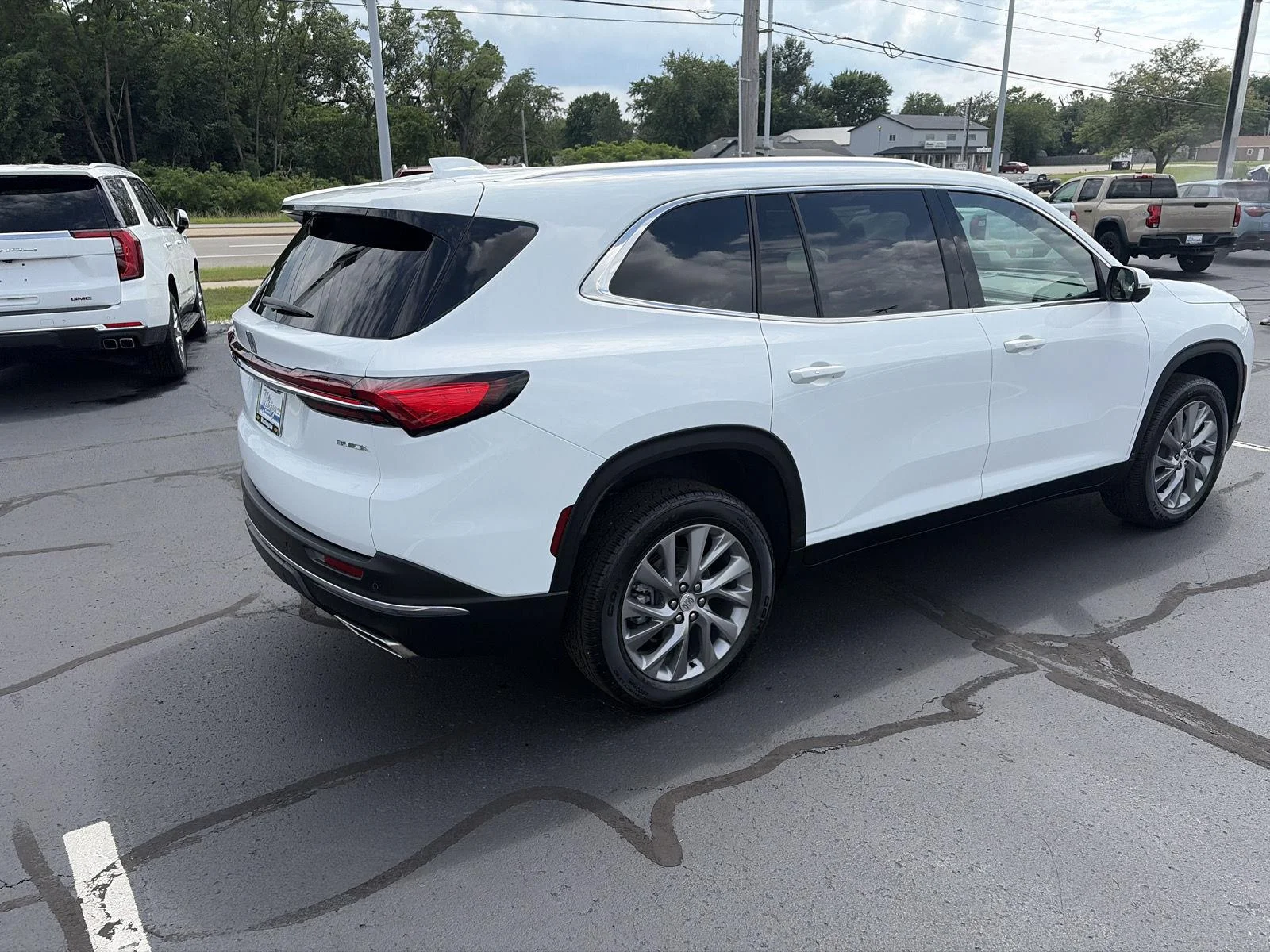 Used 2025 Summit White Buick Preferred image 3