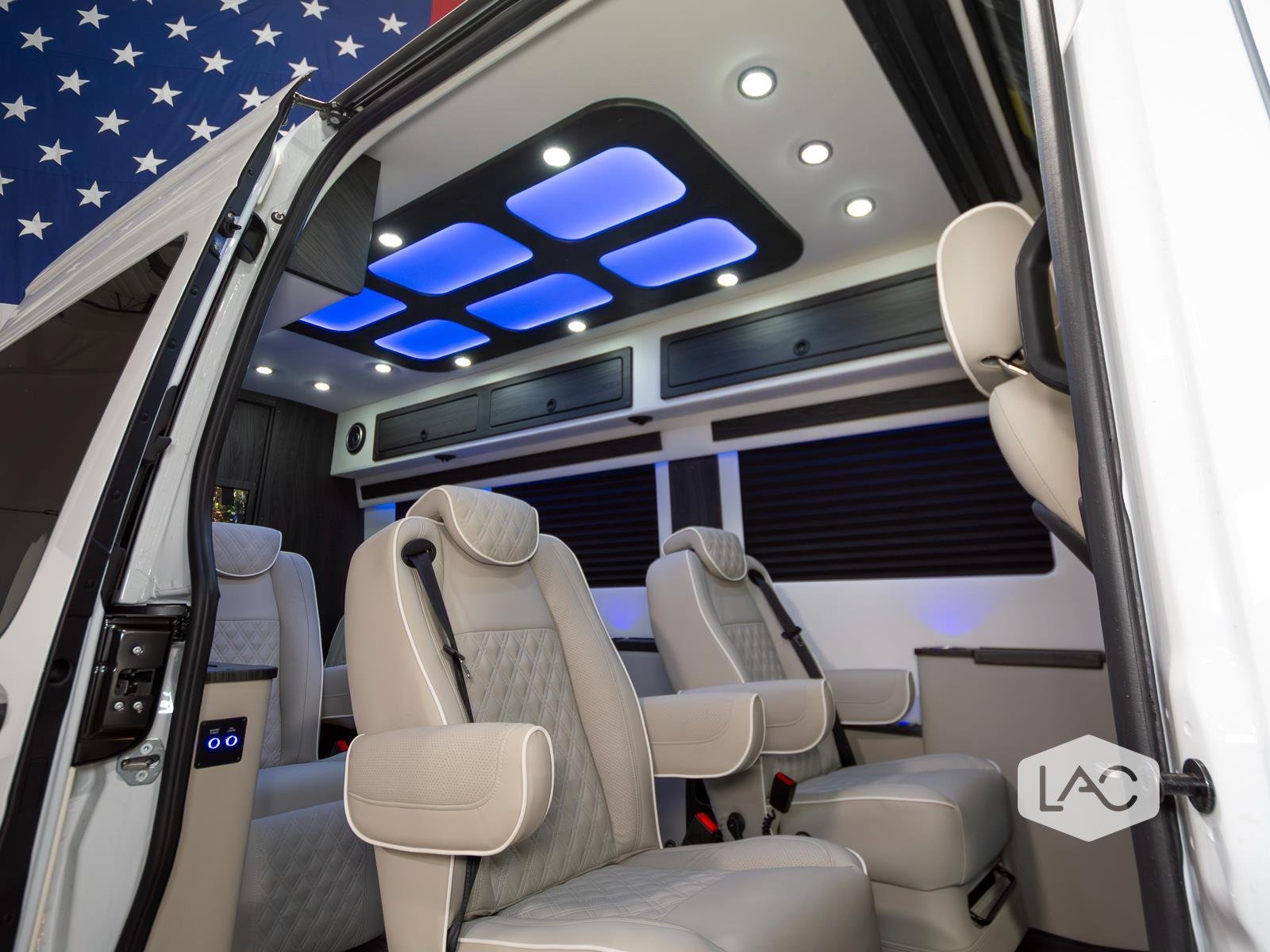 New 2026 Arctic White OGV Luxury Coach AWD (10OBA)10-Pass*ADV Wheel Pkg*PetSafe image 4