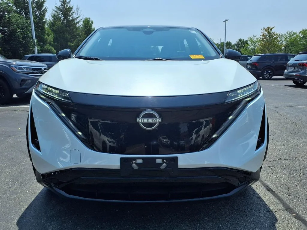 Used 2023 Everest White Pearl Tricoat/Black Diamond Pearl Nissan ENGAGE image 5
