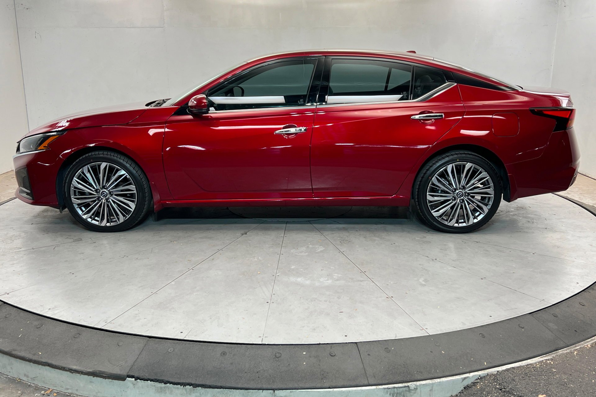 Used 2023 Scarlet Ember Tintcoat Nissan 2.5 SL image 2