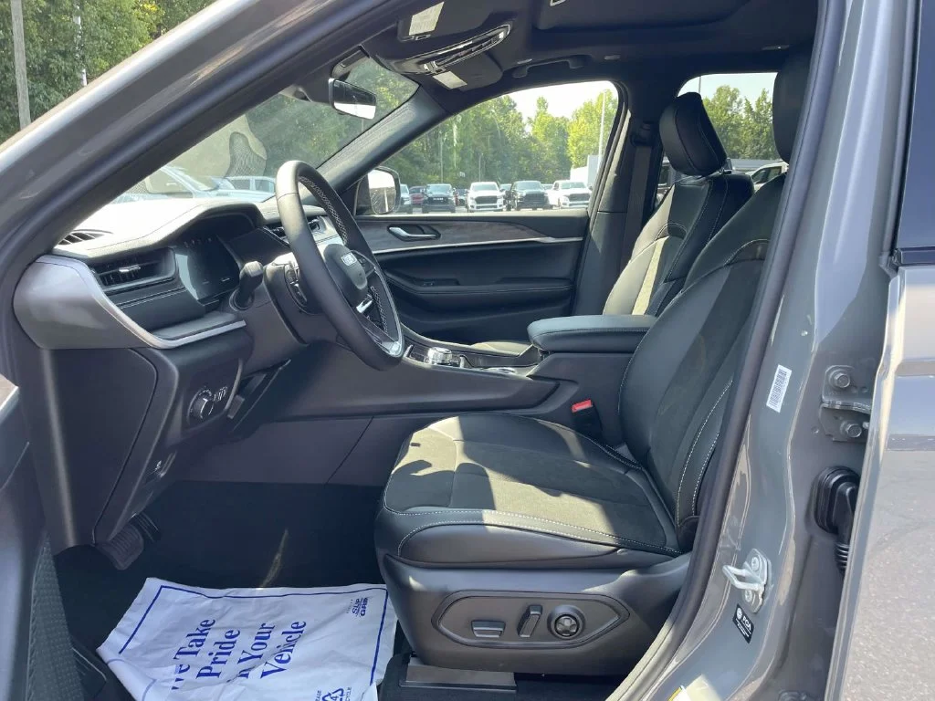 New 2027 Sting-Gray Clear-Coat Paint Jeep Laredo Altitude image 26