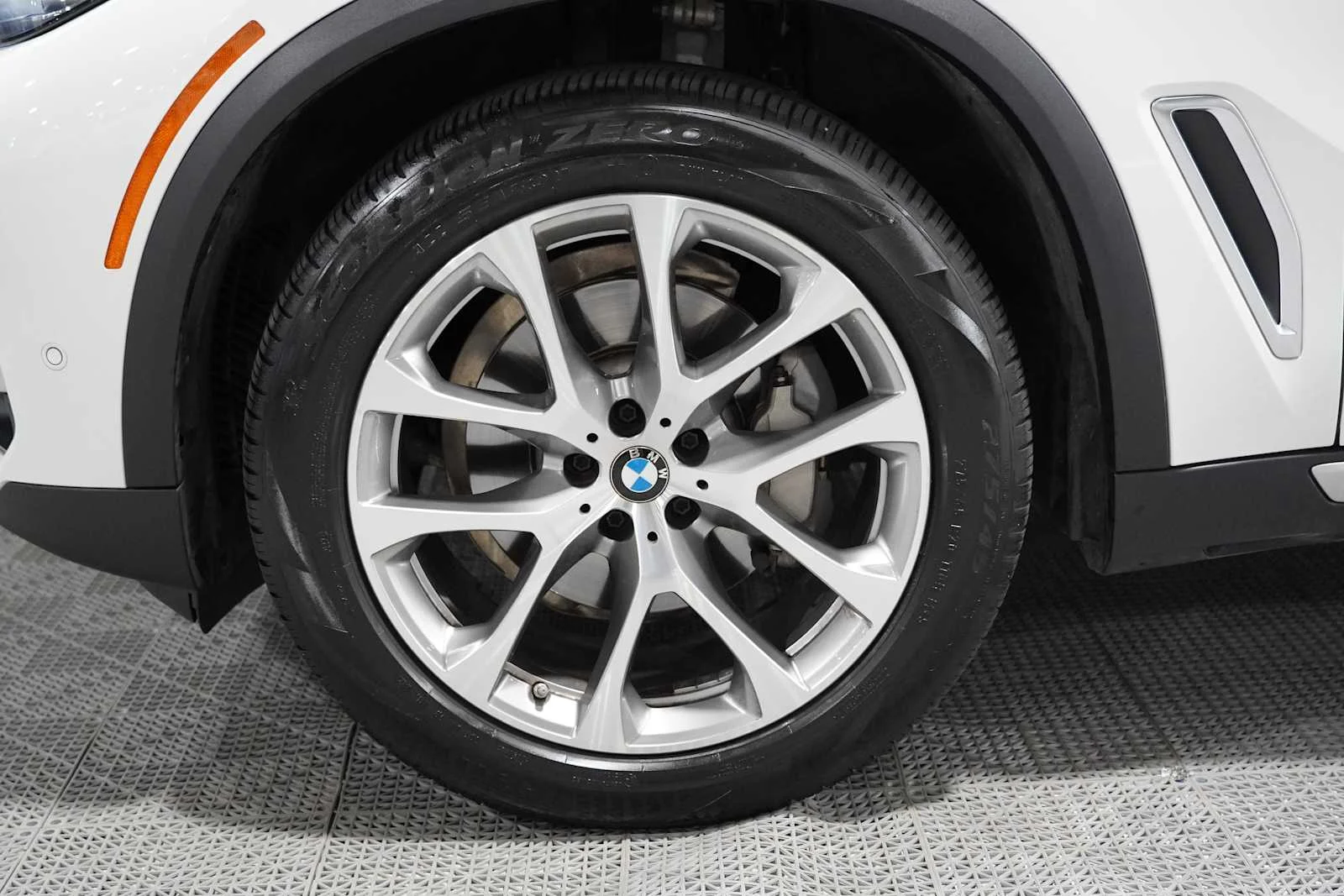 Certified Used 2022 Alpine White BMW xDrive40i image 8