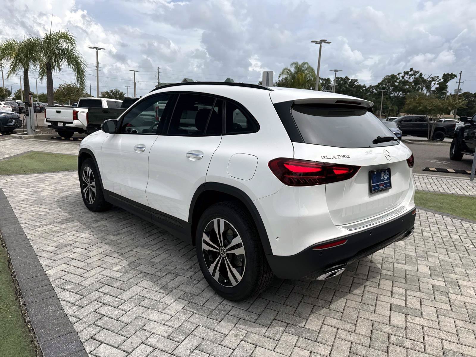 New 2026 Polar White Mercedes-Benz 250 SUV image 4