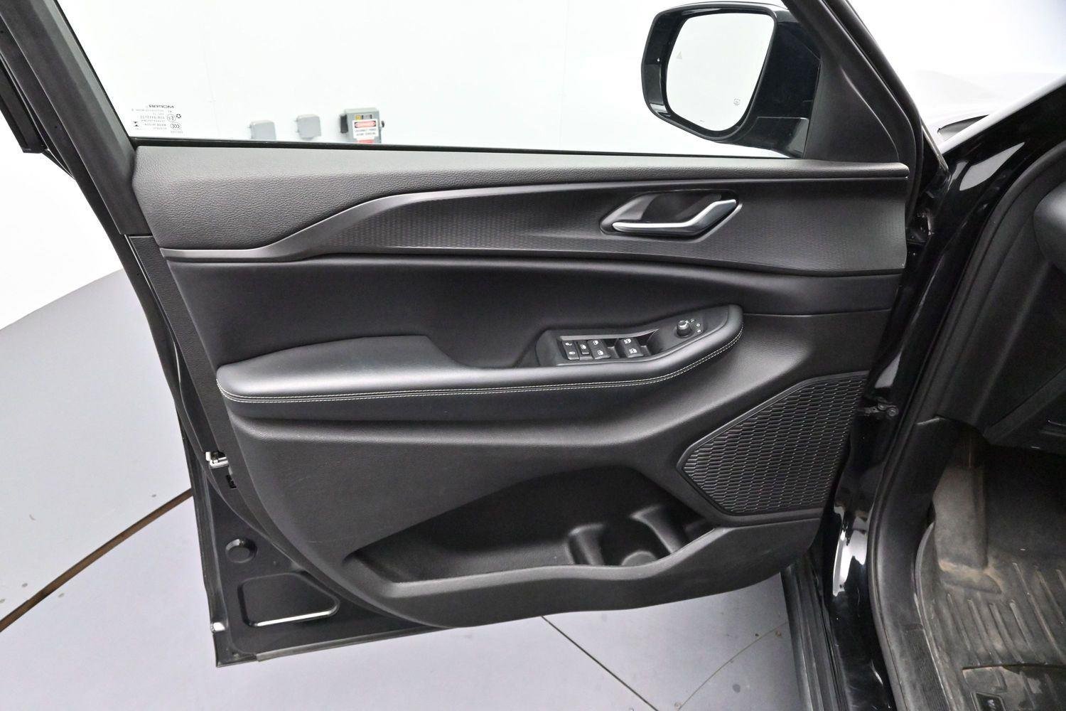 Used 2023 Diamond Black Crystal Pearlcoat Jeep Altitude image 9