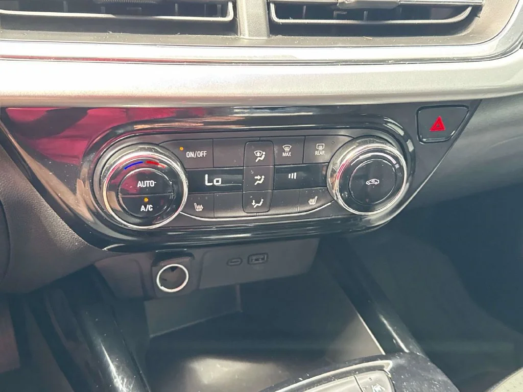 Used 2025 White Chevrolet LT image 35
