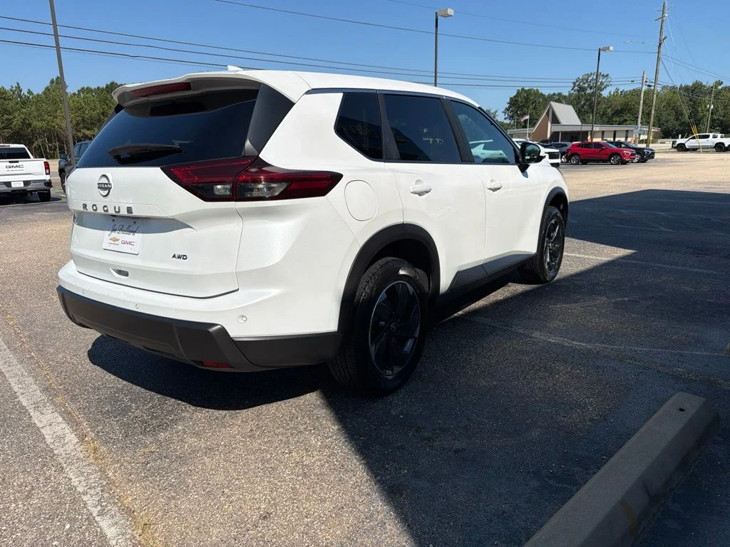 Used 2025 White Pearl Nissan SV image 5
