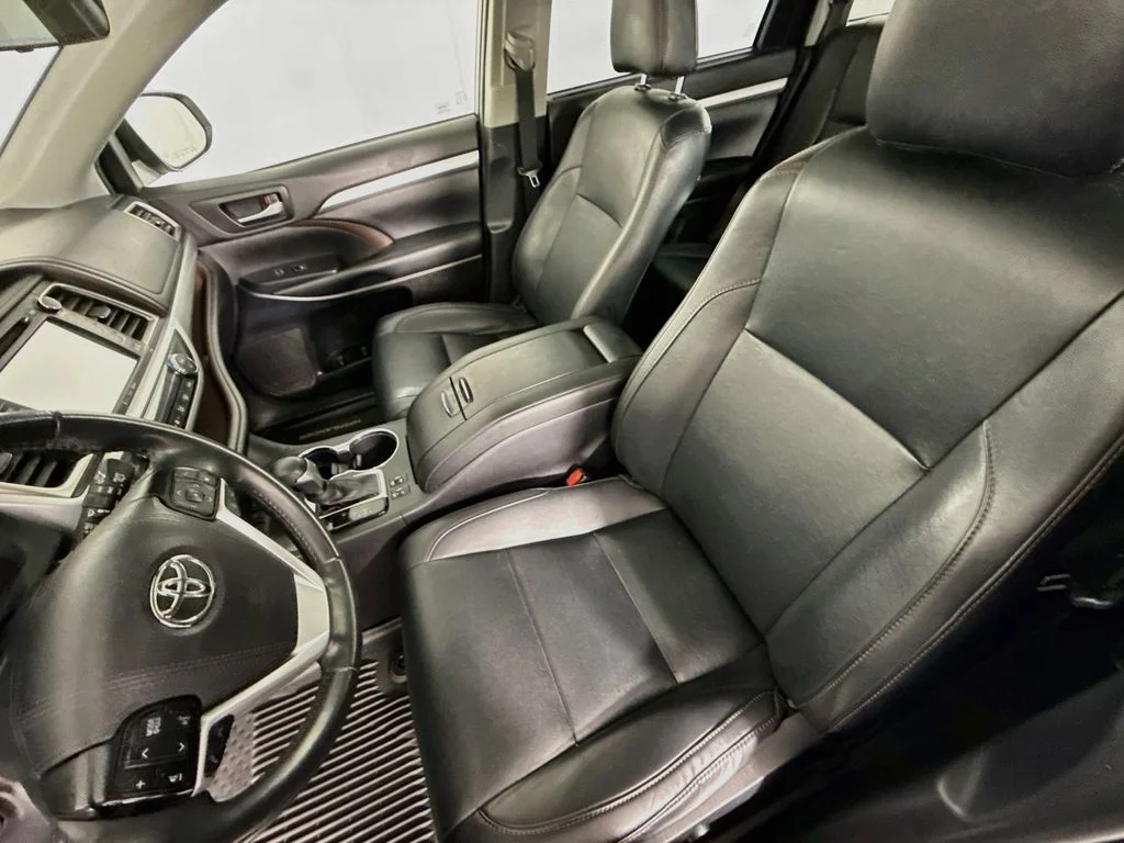 Used 2019 White Toyota XLE image 5
