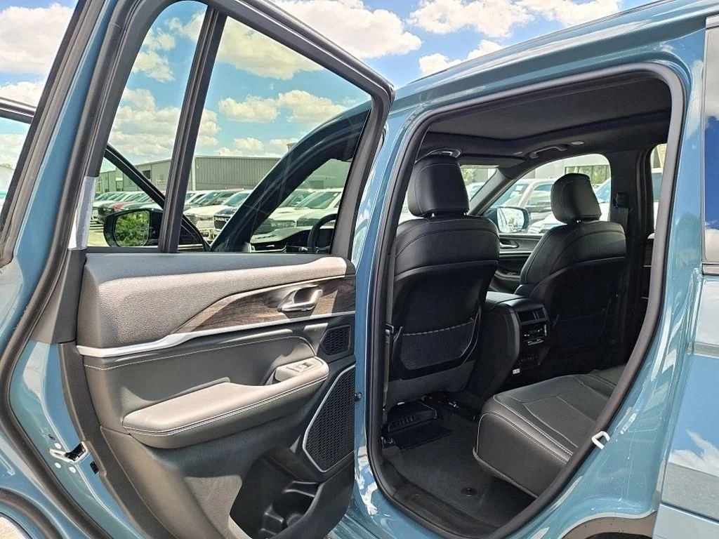 New 2026 Steel Blue Exterior Paint Jeep Limited Reserve image 31